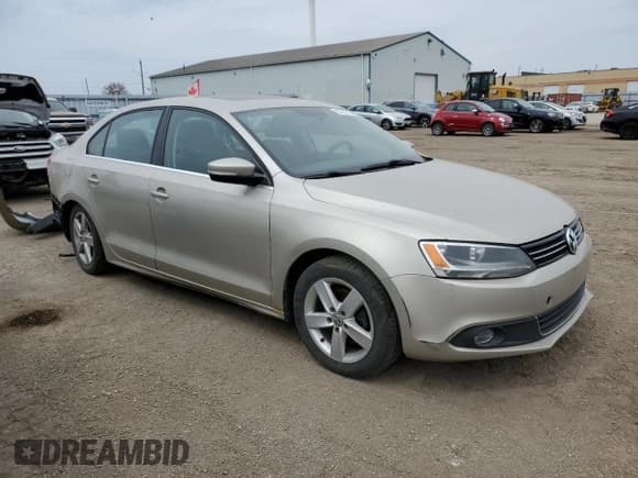 ✅ 2013 Volkswagen Jetta Comfortline • VIN: 3VWDL7AJ0DM247575 • Lot: 53722715. Wystawiony na Copart z przebiegiem 256 015 mil. Bezpłatny archiwum sprzedaży aukcyjnych z USA i szczegółowy raport historii pojazdu na DreamBid. Zdjęcie 4.