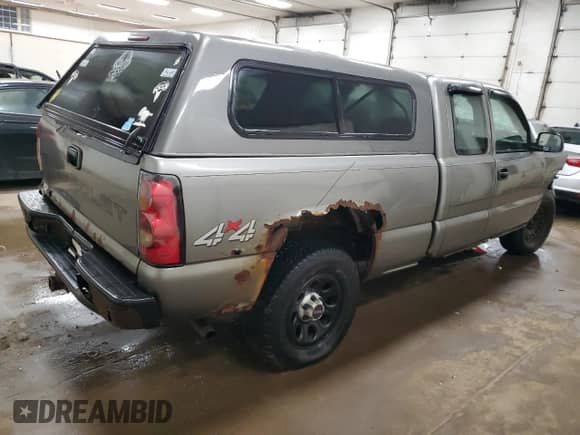 2006 Chevrolet Silverado 1500 LS z VIN 1GCEK19V76Z212287, wystawiony jako Copart lot #71824354 z przebiegiem Nie podano mil oraz Czysty tytuł • Clean title. Historia ofert i sprzedaży dostępna na DreamBid. Obrazek 3.