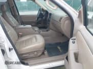 ✅ 2005 Ford Explorer XLT • VIN: 1FMZU63K25UB90682 • Lot: 42892710. Wystawiony na IAAI z przebiegiem 180 457 mil. Bezpłatny archiwum sprzedaży aukcyjnych z USA i szczegółowy raport historii pojazdu na DreamBid. Zdjęcie 5.