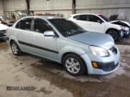 ✅ 2008 Kia Rio LX • VIN: KNADE123286423863 • Lot: 90853765. Wystawiony na Copart z przebiegiem 148 109 mil. Bezpłatny archiwum sprzedaży aukcyjnych z USA i szczegółowy raport historii pojazdu na DreamBid. Zdjęcie 4.