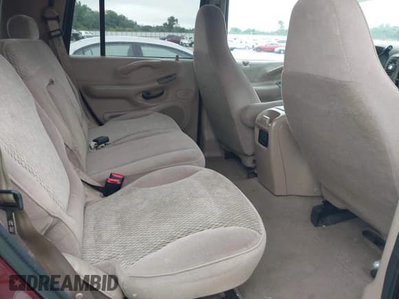 ✅ 1998 Ford Expedition XLT • VIN: 1FMPU18L4WLA98895 • Lot: 42917645. Wystawiony na IAAI z przebiegiem 170 290 mil. Bezpłatny archiwum sprzedaży aukcyjnych z USA i szczegółowy raport historii pojazdu na DreamBid. Zdjęcie 8.