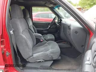 ✅ 2000 Chevrolet Blazer LT • VIN: 1GNDT13W0Y2400064 • Lot: 41966385. Wystawiony na IAAI z przebiegiem 256 347 mil. Bezpłatny archiwum sprzedaży aukcyjnych z USA i szczegółowy raport historii pojazdu na DreamBid. Zdjęcie 5.