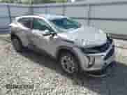 2025 Chevrolet Trax LT z VIN KL77LHEPXSC210386, wystawiony jako Copart lot #86716555 z przebiegiem Nie podano mil oraz Szkoda całkowita • Salvage title. Historia ofert i sprzedaży dostępna na DreamBid. Obrazek 4.