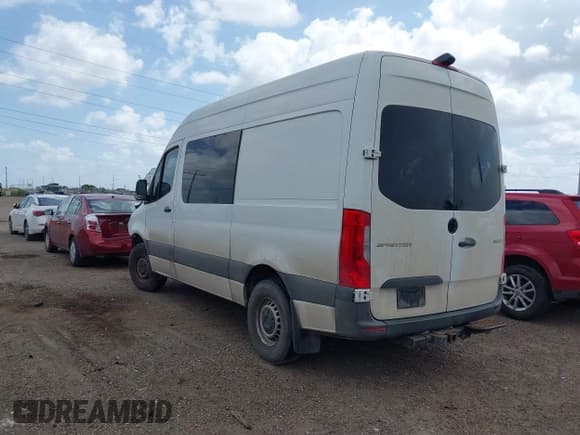 ✅ 2019 Mercedes-Benz Sprinter Cargo • VIN: WD4PF0CD7KP088394 • Lot: 42434219. Wystawiony na IAAI z przebiegiem 216 176 mil. Bezpłatny archiwum sprzedaży aukcyjnych z USA i szczegółowy raport historii pojazdu na DreamBid. Zdjęcie 3.