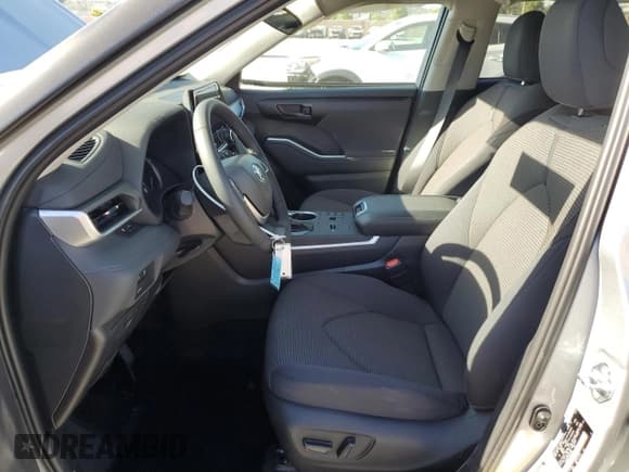 ✅ 2025 Toyota Highlander LE • VIN: 5TDKDRAH1SS555092 • Lot: 66327275. Listed on Copart with 651 mi. Free auction sales archive from the USA and detailed vehicle history report at DreamBid. Image 7.