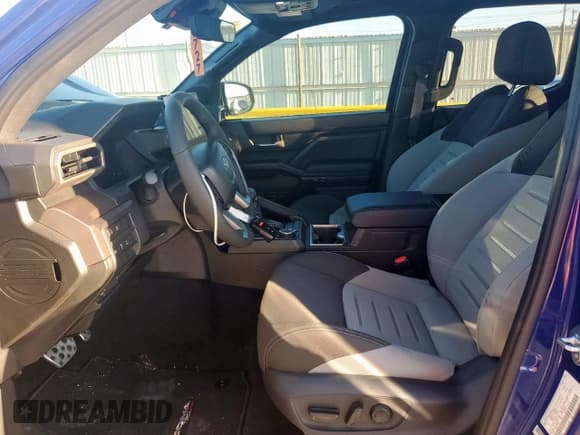 ✅ 2025 Toyota Tacoma SR5 • VIN: 3TMKB5FN5SM028816 • Lot: 81507295. Wystawiony na Copart z przebiegiem 5 140 mil. Bezpłatny archiwum sprzedaży aukcyjnych z USA i szczegółowy raport historii pojazdu na DreamBid. Zdjęcie 7.