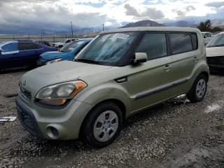 ✅ 2013 Kia Soul • VIN: KNDJT2A59D7485138 • Лот: 87016195. Опубликован ранее на Copart с пробегом 164 093 миль. Бесплатный доступ к архиву аукционных продаж из США и подробный отчёт об истории автомобиля на DreamBid. Изображение 1.