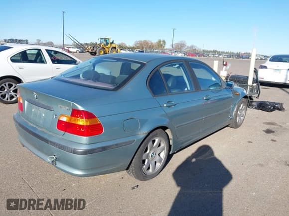 ✅ 2003 BMW 3 Series 325i • VIN: WBAEV33463KL88445 • Лот: 43672459. Опубликован ранее на IAAI с пробегом 150 225 миль. Бесплатный доступ к архиву аукционных продаж из США и подробный отчёт об истории автомобиля на DreamBid. Изображение 4.