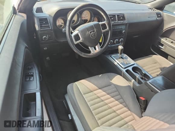 ✅ 2014 Dodge Challenger SXT • VIN: 2C3CDYAG0EH149589 • Lot: 80923345. Wystawiony na Copart z przebiegiem 97 282 mil. Bezpłatny archiwum sprzedaży aukcyjnych z USA i szczegółowy raport historii pojazdu na DreamBid. Zdjęcie 8.