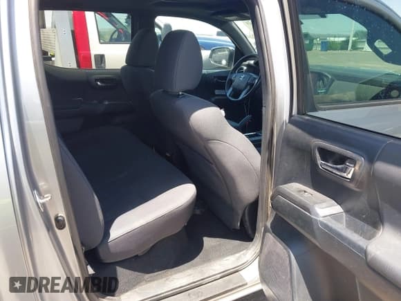 ✅ 2017 Toyota Tacoma SR5 • VIN: 3TMDZ5BN5HM024879 • Lot: 42323621. Wystawiony na IAAI z przebiegiem 96 736 mil. Bezpłatny archiwum sprzedaży aukcyjnych z USA i szczegółowy raport historii pojazdu na DreamBid. Zdjęcie 8.