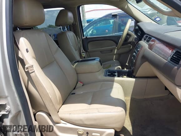 ✅ 2013 Chevrolet Suburban LT • VIN: 1GNSCJE06DR121770 • Lot: 43074095. Wystawiony na IAAI z przebiegiem 240 775 mil. Bezpłatny archiwum sprzedaży aukcyjnych z USA i szczegółowy raport historii pojazdu na DreamBid. Zdjęcie 5.