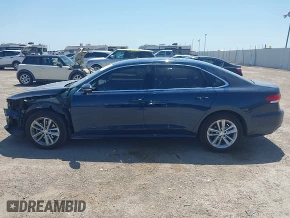 ✅ 2020 Volkswagen Passat SE • VIN: 1VWSA7A30LC020837 • Lot: 41883332. Wystawiony na IAAI z przebiegiem 48 566 mil. Bezpłatny archiwum sprzedaży aukcyjnych z USA i szczegółowy raport historii pojazdu na DreamBid. Zdjęcie 15.