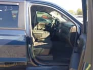 ✅ 2022 Chevrolet Silverado 1500 Custom • VIN: 1GCPYBEK8NZ226769 • Lot: 43565241. Wystawiony na IAAI z przebiegiem 39 608 mil. Bezpłatny archiwum sprzedaży aukcyjnych z USA i szczegółowy raport historii pojazdu na DreamBid. Zdjęcie 5.