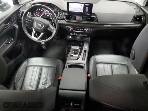 ✅ 2021 Audi Q5 Premium • VIN: WA1AAAFY7M2050726 • Lot: 81464125. Wystawiony na Copart z przebiegiem 51 177 mil. Bezpłatny archiwum sprzedaży aukcyjnych z USA i szczegółowy raport historii pojazdu na DreamBid. Zdjęcie 8.