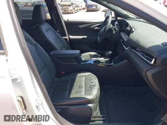 ✅ 2024 Buick Envista Avenir • VIN: KL47LCE21RB056140 • Lot: 42137680. Wystawiony na IAAI z przebiegiem 13 759 mil. Bezpłatny archiwum sprzedaży aukcyjnych z USA i szczegółowy raport historii pojazdu na DreamBid. Zdjęcie 5.