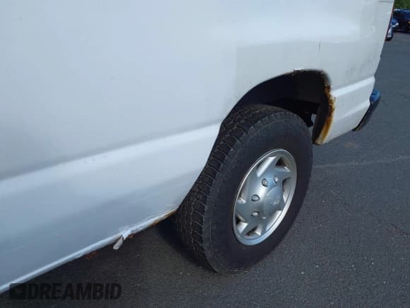 ✅ 2011 Ford Econoline Cargo Commercial • VIN: 1FTNE2EL4BDB32079 • Lot: 42282542. Wystawiony na IAAI z przebiegiem 183 820 mil. Bezpłatny archiwum sprzedaży aukcyjnych z USA i szczegółowy raport historii pojazdu na DreamBid. Zdjęcie 6.