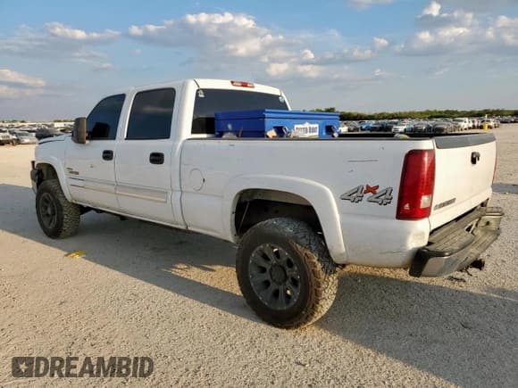 ✅ 2005 Chevrolet Silverado 2500HD LS • VIN: 1GCHK23275F936725 • Lot: 80801935. Listed on Copart with 253,563 mi. Free auction sales archive from the USA and detailed vehicle history report at DreamBid. Image 2.