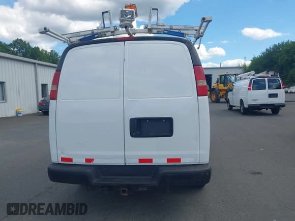 ✅ 2015 Chevrolet Express Cargo • VIN: 1GCWGFCF0F1151304 • Lot: 42776223. Wystawiony na IAAI z przebiegiem 213 156 mil. Bezpłatny archiwum sprzedaży aukcyjnych z USA i szczegółowy raport historii pojazdu na DreamBid. Zdjęcie 16.