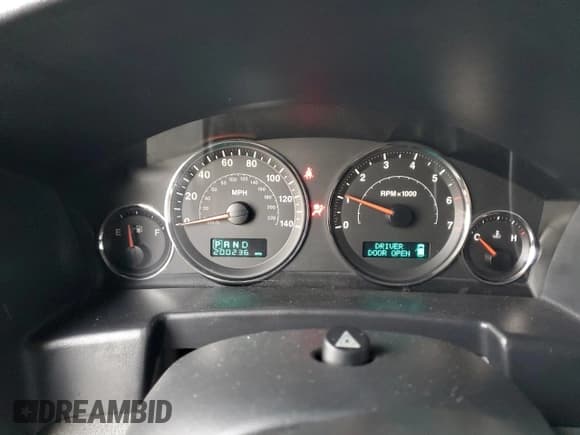 ✅ 2006 Jeep Commander • VIN: 1J8HG48N56C352318 • Lot: 93660685. Wystawiony na Copart z przebiegiem 200 236 mil. Bezpłatny archiwum sprzedaży aukcyjnych z USA i szczegółowy raport historii pojazdu na DreamBid. Zdjęcie 9.
