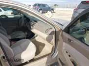 ✅ 2004 Toyota Camry LE • VIN: 4T1BE32K04U861053 • Lot: 43740430. Wystawiony na IAAI z przebiegiem 199 942 mil. Bezpłatny archiwum sprzedaży aukcyjnych z USA i szczegółowy raport historii pojazdu na DreamBid. Zdjęcie 5.