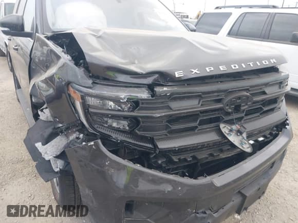 ✅ 2025 Ford Expedition Active • VIN: 1FMJU1H86SEA17492 • Lot: 42416154. Listed on IAAI with 2,890 mi. Free auction sales archive from the USA and detailed vehicle history report at DreamBid. Image 6.