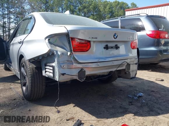 ✅ 2015 BMW 3 Series 320i xDrive • VIN: WBA3C3G57FNS74828 • Lot: 41920253. Wystawiony na IAAI z przebiegiem 72 521 mil. Bezpłatny archiwum sprzedaży aukcyjnych z USA i szczegółowy raport historii pojazdu na DreamBid. Zdjęcie 6.