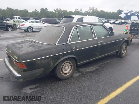 ✅ 1982 Mercedes-Benz 240 • VIN: WDBAB23A5CB299331 • Lot: 43312568. Wystawiony na IAAI z przebiegiem 227 260 mil. Bezpłatny archiwum sprzedaży aukcyjnych z USA i szczegółowy raport historii pojazdu na DreamBid. Zdjęcie 4.