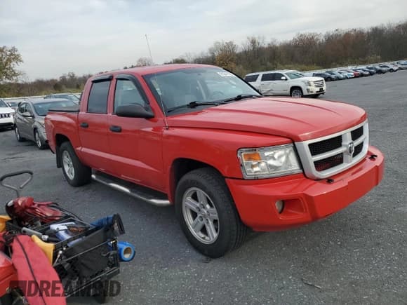 ✅ 2008 Dodge Dakota SXT • VIN: 1D7HW38K28S597134 • Lot: 91841135. Wystawiony na Copart z przebiegiem 157 792 mil. Bezpłatny archiwum sprzedaży aukcyjnych z USA i szczegółowy raport historii pojazdu na DreamBid. Zdjęcie 4.