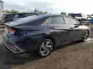 2025 Hyundai Elantra Preferred z VIN KMHLN4DG3SU918233, wystawiony jako Copart lot #65568465 z przebiegiem 8 016 mil mil oraz Czysty tytuł • Clean title. Historia ofert i sprzedaży dostępna na DreamBid. Obrazek 3.