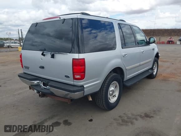 ✅ 1998 Ford Expedition XLT • VIN: 1FMPU18LXWLB92425 • Lot: 43325275. Wystawiony na IAAI z przebiegiem 180 023 mil. Bezpłatny archiwum sprzedaży aukcyjnych z USA i szczegółowy raport historii pojazdu na DreamBid. Zdjęcie 4.