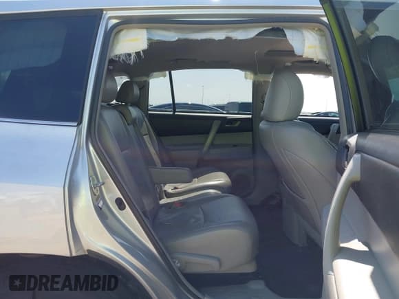 ✅ 2011 Toyota Highlander • VIN: 5TDZK3EH8BS045804 • Lot: 42211947. Wystawiony na IAAI z przebiegiem 193 812 mil. Bezpłatny archiwum sprzedaży aukcyjnych z USA i szczegółowy raport historii pojazdu na DreamBid. Zdjęcie 8.