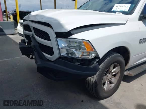 2018 Ram 1500 Tradesman z VIN 1C6RR6FG8JS166266, wystawiony jako IAAI lot #42128397 z przebiegiem 76 106 mil mil oraz . Historia ofert i sprzedaży dostępna na DreamBid. Obrazek 6.