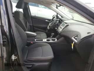 ✅ 2018 Chevrolet Cruze LS • VIN: 1G1BC5SM3J7206640 • Лот: 40915521. Размещён на Copart с пробегом 83 802 миль миль. Получите бесплатный доступ к архиву аукционных продаж из США и посмотрите подробный отчёт об истории автомобиля на DreamBid. Изображение 5.