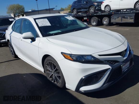 ✅ 2022 Toyota Camry SE • VIN: 4T1G11AK4NU665268 • Lot: 43596657. Wystawiony na IAAI z przebiegiem 40 297 mil. Bezpłatny archiwum sprzedaży aukcyjnych z USA i szczegółowy raport historii pojazdu na DreamBid. Zdjęcie 1.