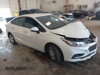 ✅ 2018 Chevrolet Cruze LS • VIN: 1G1BC5SM6J7201447 • Лот: 43222627. Опубликован ранее на IAAI с пробегом 104 170 миль. Бесплатный доступ к архиву аукционных продаж из США и подробный отчёт об истории автомобиля на DreamBid. Изображение 1.