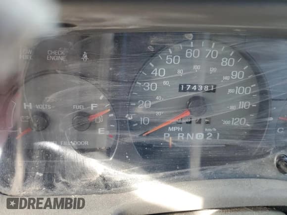 ✅ 2000 Mercury Grand Marquis GS • VIN: 2MEFM74W6YX639727 • Lot: 80020485. Listed on Copart with 174,381 mi. Free auction sales archive from the USA and detailed vehicle history report at DreamBid. Image 9.