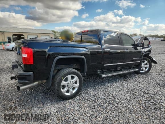 ✅ 2018 GMC Sierra 2500HD Denali • VIN: 1GT12UEY8JF122270 • Lot: 90699985. Wystawiony na Copart z przebiegiem Nie podano. Bezpłatny archiwum sprzedaży aukcyjnych z USA i szczegółowy raport historii pojazdu na DreamBid. Zdjęcie 3.
