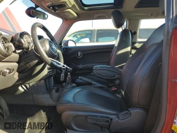 ✅ 2015 MINI Hardtop • VIN: WMWXM5C50FT973438 • Лот: 93332165. Опубликован ранее на Copart с пробегом Не указан. Бесплатный доступ к архиву аукционных продаж из США и подробный отчёт об истории автомобиля на DreamBid. Изображение 7.