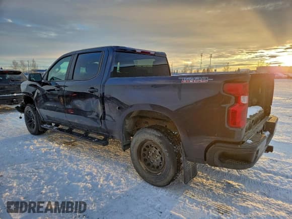 ✅ 2022 Chevrolet Silverado 1500 Custom Trail Boss • VIN: 3GCPDCEK6NG663140 • Lot: 95386155. Wystawiony na Copart z przebiegiem 156 664 mil. Bezpłatny archiwum sprzedaży aukcyjnych z USA i szczegółowy raport historii pojazdu na DreamBid. Zdjęcie 2.