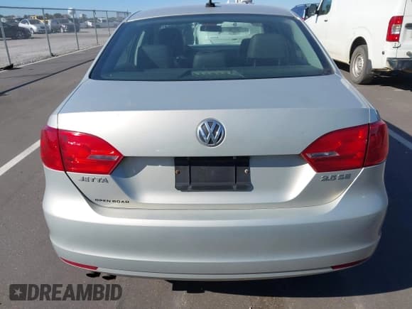 ✅ 2011 Volkswagen Jetta SE • VIN: 3VWDZ7AJ1BM377988 • Lot: 43647067. Wystawiony na IAAI z przebiegiem 182 738 mil. Bezpłatny archiwum sprzedaży aukcyjnych z USA i szczegółowy raport historii pojazdu na DreamBid. Zdjęcie 16.
