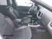 2021 Jeep Compass 80th Anniversary z VIN 3C4NJCEB6MT571564, wystawiony jako IAAI lot #42591643 z przebiegiem 56 999 mil mil oraz . Historia ofert i sprzedaży dostępna na DreamBid. Obrazek 5.