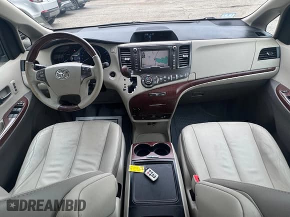 ✅ 2013 Toyota Sienna XLE • VIN: 5TDDK3DC3DS058382 • Lot: 61403895. Wystawiony na Copart z przebiegiem 276 065 mil. Bezpłatny archiwum sprzedaży aukcyjnych z USA i szczegółowy raport historii pojazdu na DreamBid. Zdjęcie 9.