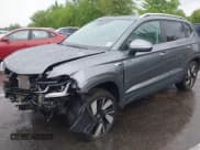 ✅ 2024 Volkswagen Taos SEL • VIN: 3VV4X7B24RM131268 • Lot: 42267873. Wystawiony na IAAI z przebiegiem 34 979 mil. Bezpłatny archiwum sprzedaży aukcyjnych z USA i szczegółowy raport historii pojazdu na DreamBid. Zdjęcie 17.