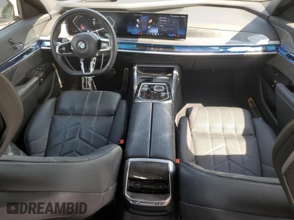 ✅ 2024 BMW 7 Series 760i xDrive • VIN: WBA33EJ04RCR05835 • Lot: 67634145. Wystawiony na Copart z przebiegiem 29 026 mil. Bezpłatny archiwum sprzedaży aukcyjnych z USA i szczegółowy raport historii pojazdu na DreamBid. Zdjęcie 8.