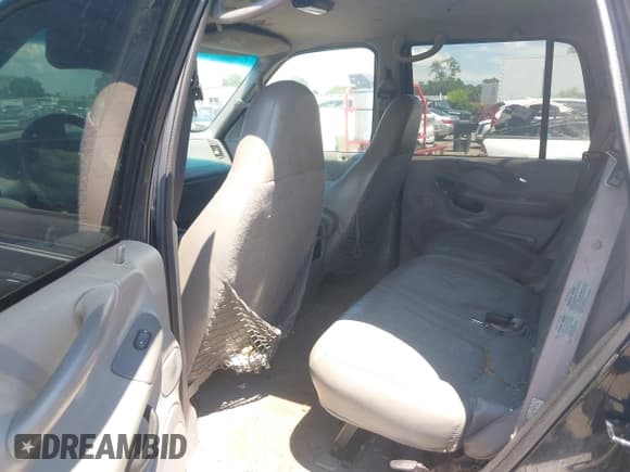 ✅ 1998 Ford Expedition XLT • VIN: 1FMPU18L3WLB89592 • Lot: 42650606. Wystawiony na IAAI z przebiegiem 328 729 mil. Bezpłatny archiwum sprzedaży aukcyjnych z USA i szczegółowy raport historii pojazdu na DreamBid. Zdjęcie 8.