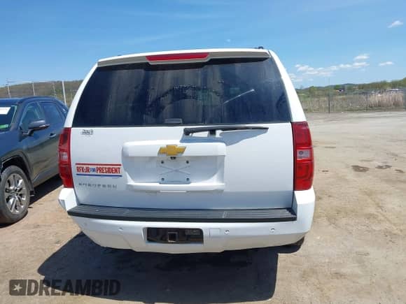 2014 Chevrolet Suburban LT z VIN 1GNSKJE70ER202460, wystawiony jako IAAI lot #42090452 z przebiegiem 181 450 mil mil oraz . Historia ofert i sprzedaży dostępna na DreamBid. Obrazek 16.