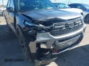 ✅ 2024 Ford Explorer Timberline • VIN: 1FMSK8JH9RGA17966 • Lot: 41806658. Wystawiony na IAAI z przebiegiem 16 828 mil. Bezpłatny archiwum sprzedaży aukcyjnych z USA i szczegółowy raport historii pojazdu na DreamBid. Zdjęcie 6.