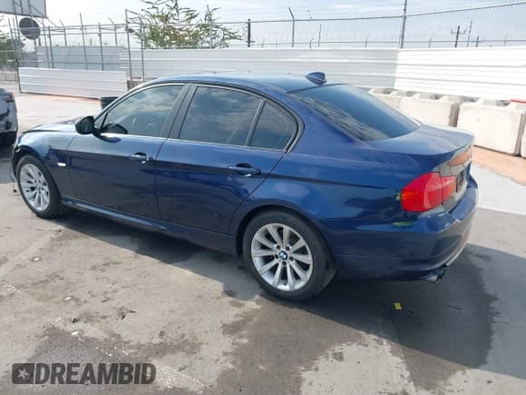 ✅ 2011 BMW 3 Series 328i • VIN: WBAPH5C59BA446489 • Lot: 42726525. Listed on IAAI with 56,121 mi. Free auction sales archive from the USA and detailed vehicle history report at DreamBid. Image 3.