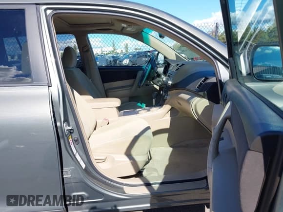 ✅ 2010 Toyota Highlander • VIN: 5TDBK3EH2AS021708 • Лот: 43734788. Опубликован ранее на IAAI с пробегом 167 595 миль. Бесплатный доступ к архиву аукционных продаж из США и подробный отчёт об истории автомобиля на DreamBid. Изображение 5.