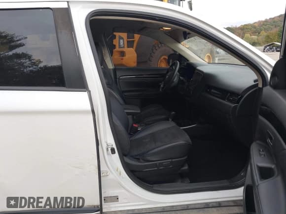 ✅ 2019 Mitsubishi Outlander SE • VIN: JA4AD3A30KZ003816 • Lot: 43538462. Wystawiony na IAAI z przebiegiem 104 012 mil. Bezpłatny archiwum sprzedaży aukcyjnych z USA i szczegółowy raport historii pojazdu na DreamBid. Zdjęcie 5.